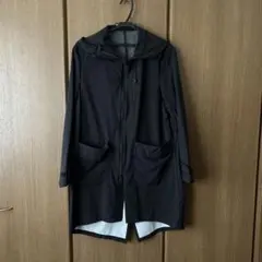 黒のフード付きアウター