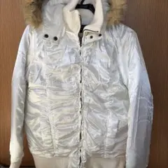 ホワイトダウンジャケット ファー付き