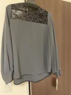 グレーのレースディテール長袖ブラウス