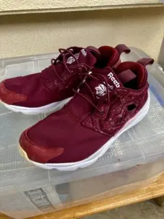バーガンディ スニーカー