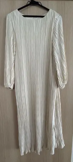 hononoアイボリー プリーツデザイン マタニティワンピース