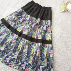 極美品 イズスカラー 総柄 プリーツスカート ロング 花柄 アート風 ブラックのサムネイル
