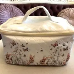 【新品未使用】ウサギと蝶のキルティングポーチたっぷり容量蓋裏メッシュポケット付き