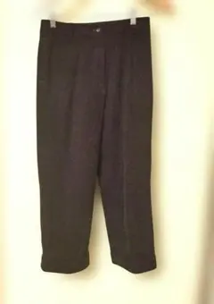 こげ茶色のカジュアルパンツ ロールアップ裾