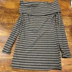 オフショルダー グレーと黒のストライプ 長袖ニット