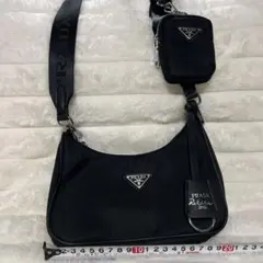 PRADA Re-Edition 2005 ブラックショルダーバッグ