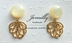 シェル風カボションとゴールドパーツピアス　イヤリング