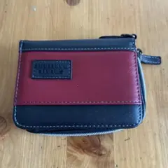 赤と黒の二つ折り財布