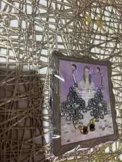 ヴィンテージ風フラワーモチーフピアス