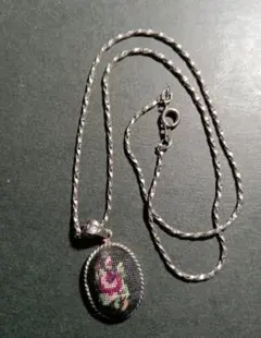 プチポワン　ヴィンテージ　ネックレス　AUSTRIA　刺繍　ペンダント