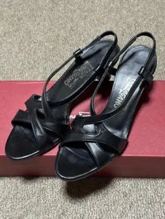 美品 Ferragamo 黒 レザー ストラップサンダル 中ヒール
