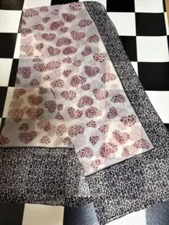 縁取りはヒョウ柄　真ん中はハート　大判ストール　軽いオシャレ