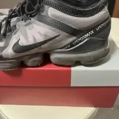 グレー スニーカー