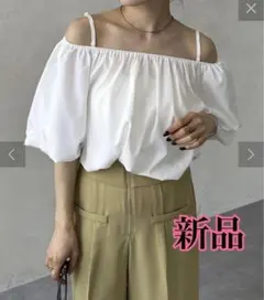 新品！Thevon. ゼヴォン オフショルギャザーブラウスのサムネイル