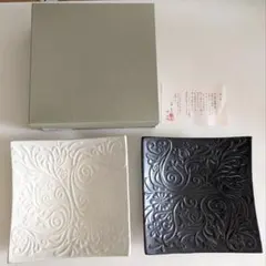 【未使用保管品】美濃焼 レリーフ 角皿 白黒 2枚セット 桜山窯 瑞浪焼 陶器のサムネイル