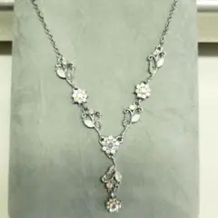 キラキラ輝く大粒のドロップと小柄なリーフビジューが連なるネックレス