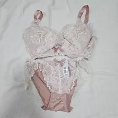 エメフィール　ピンク✕ホワイトF65！貴重完売している胸元開いてるデザイン