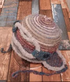 フライトキャップ風ビーニー　耳当て付き手編み帽子　クロシェハット