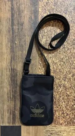 新品adidas×マリメッコ　サコッシュ　ショルダーポーチ　スマホポーチのサムネイル
