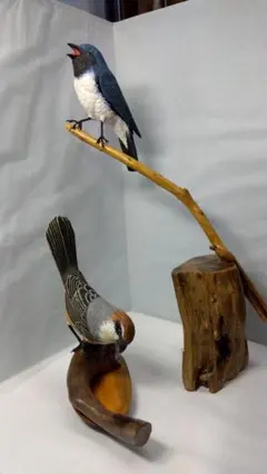 エリーさん専用　木彫りの鳥(オオルリ、モズ)２羽セット