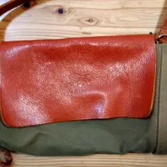 IL BISONTE イルビゾンテ　キャンパスレザーショルダーバッグ