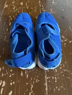 歩きやすいNIKEの足袋の形のスニーカー。のサムネイル