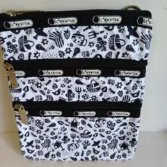 新品　LeSportsac 　3ジップ　サコッシュ 　花と食器のパターン　黒✕白