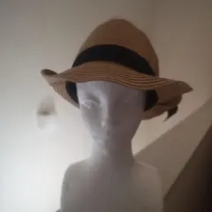 ベージュ ストローバケットハット 黒リボン付き