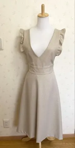 allamanda(アラマンダ) Vネックフリルジャンスカ