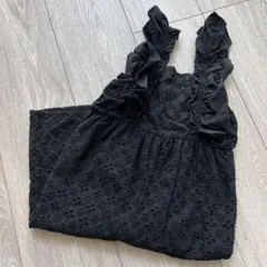 黒いフリル付きノースリーブワンピース