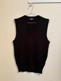 黒のVネックノースリーブベスト