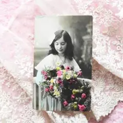 *アンティークポストカード　たくさんのお花を抱えた少女