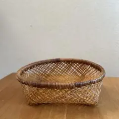 国産の竹籠です。ちょっとしたものを入れて。