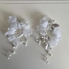 ウェディング　ホワイト 花と葉 デザイン ピアス