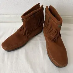 ミネトンカ【24cm】フリンジショートブーツ 292 茶 スエード コンチョのサムネイル