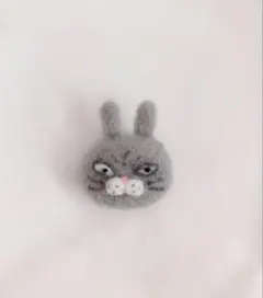 オラオラうさぎ　ブローチ　羊毛フェルト