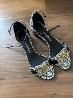 新品　フェラガモ　サンダルのサムネイル
