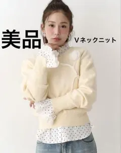 【美品】カルナムール　オーガンコサージュＶネックニット　イエローのサムネイル