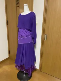 紫色のフリル付きダンスドレス