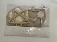 ベビー用おもちゃと靴下、スタイセット