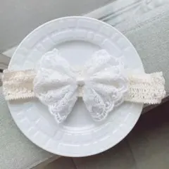 ヘアバンド　リボン　白　ベビー赤ちゃん　お祝い　女の子　可愛い　おしゃれ新生児も