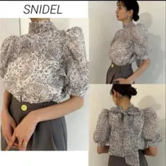 SNIDEL フラワープリント パフスリーブブラウス