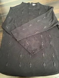 黒いダイヤモンド模様の長袖トップス