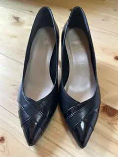 ブラックレザーポインテッドトゥパンプス