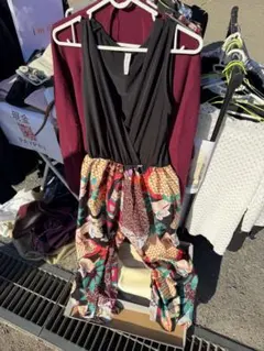 黒とマルチカラーのジャンプスーツ