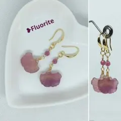 フローライト 両面フラワーペタルカービング セミフロスト 花びらカットのピアス