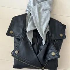 黒のライダースジャケット風フード付き