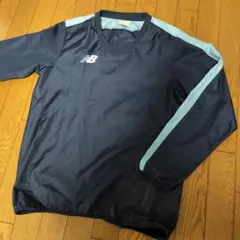 New Balance ネイビー Vネックピステ M