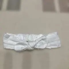 ホワイトリボン付きヘアバンド