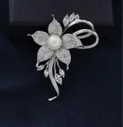 ラインストーンブローチ 花 パール×シルバー コサージュ ピンバッジ